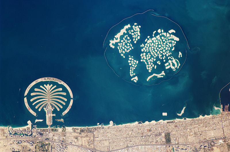 künstliche Inseln in Dubai: Palme und The World by NASA