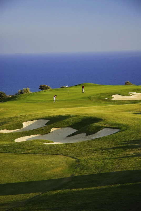 Das Golfer-Resort InterContinental Aphrodite Hills liegt auf einer Anhöhe in der Nähe des Aphrodite-Felsens, umgeben von spektakulärer Landschaft