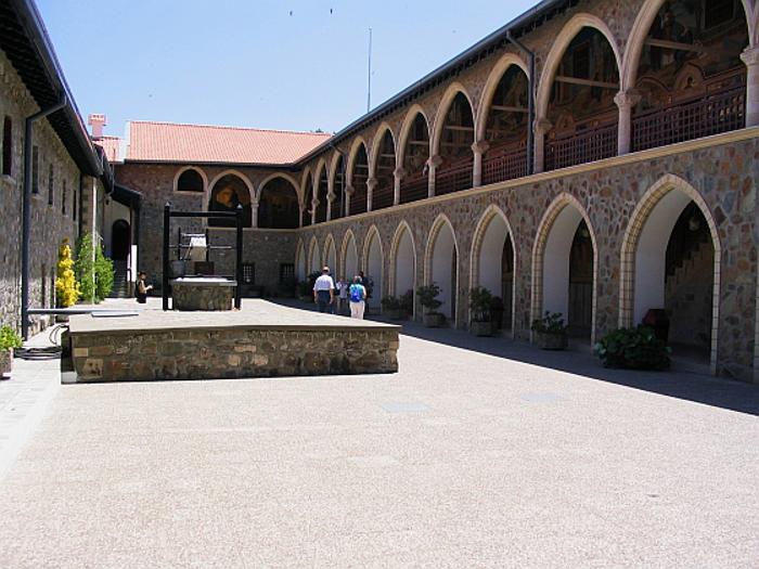 Klosterhof von Kloster Kykkos im Troodos Gebirge by robbie jim